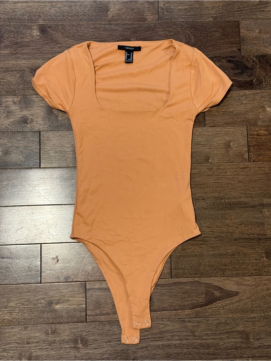 Forever 21 Tops - Forever 21 Peach Square Neck Short Sleeve Bodysuit Women’s XS